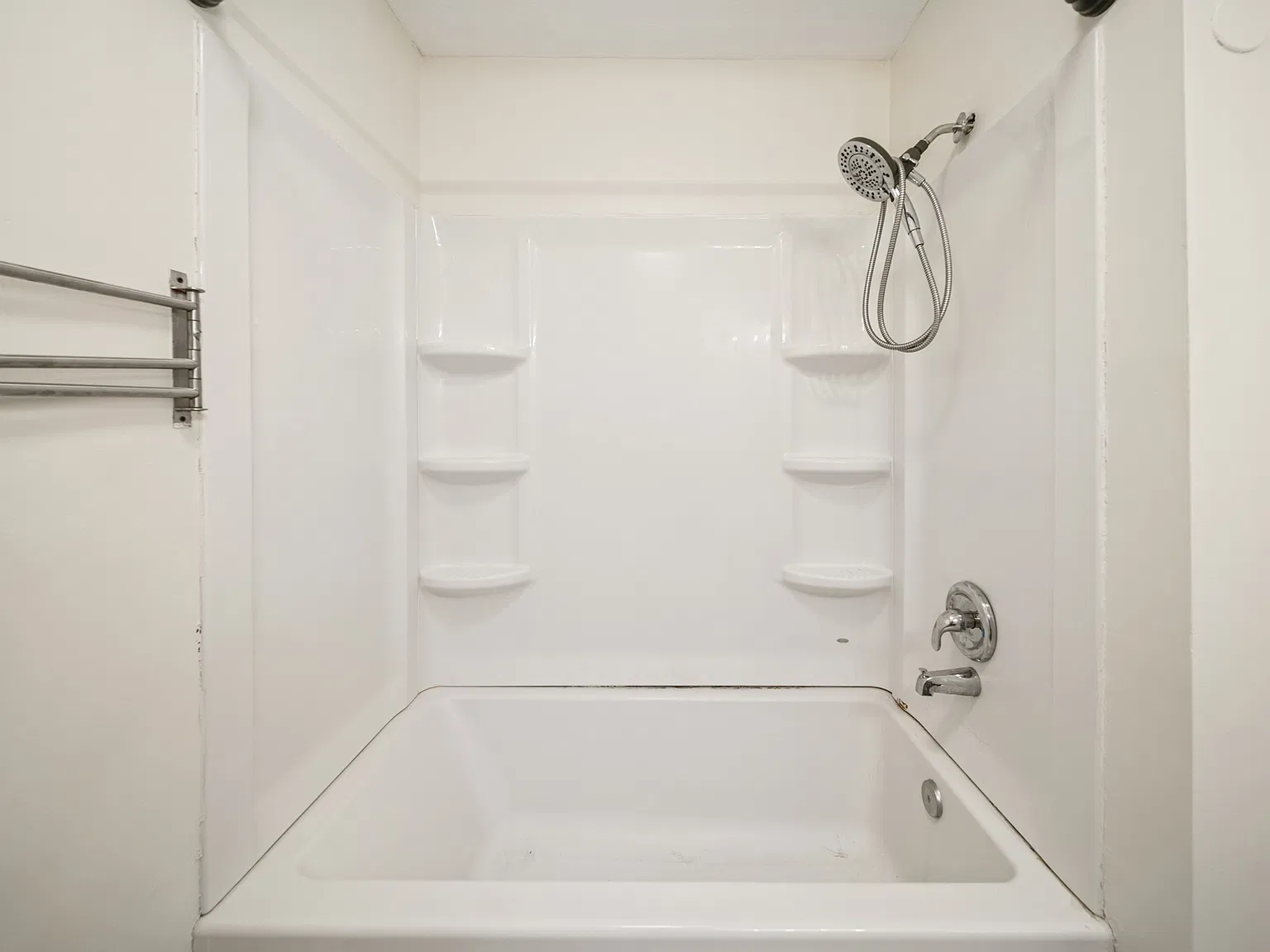 4 bed, 1346 sqft, $2,500 — Photo 2