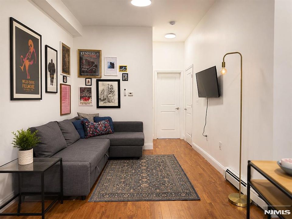 1st image of 76 Hutton St APT 3