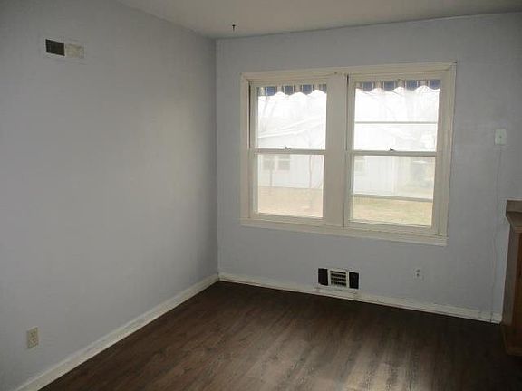 5th image of 412 E Claflin Ave