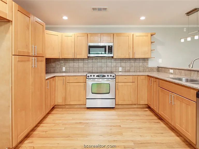 1004 Edgewood Dr — Photo 10