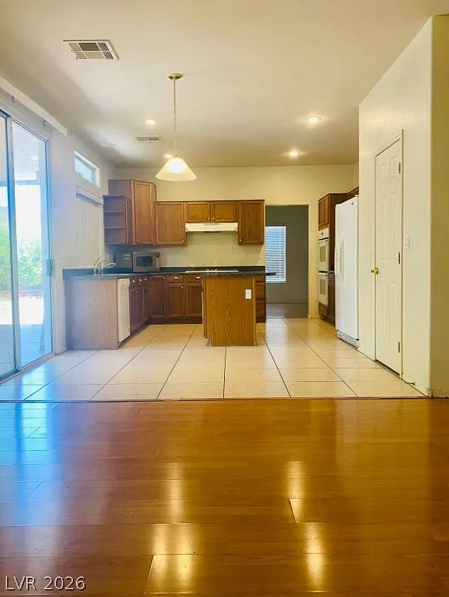 4 bed, 3.0 bath, 2661 sqft, $2,650 — Photo 3