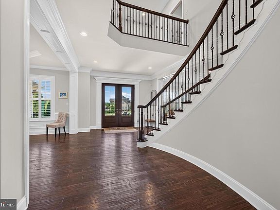 3rd image of 700 Walton Ct
