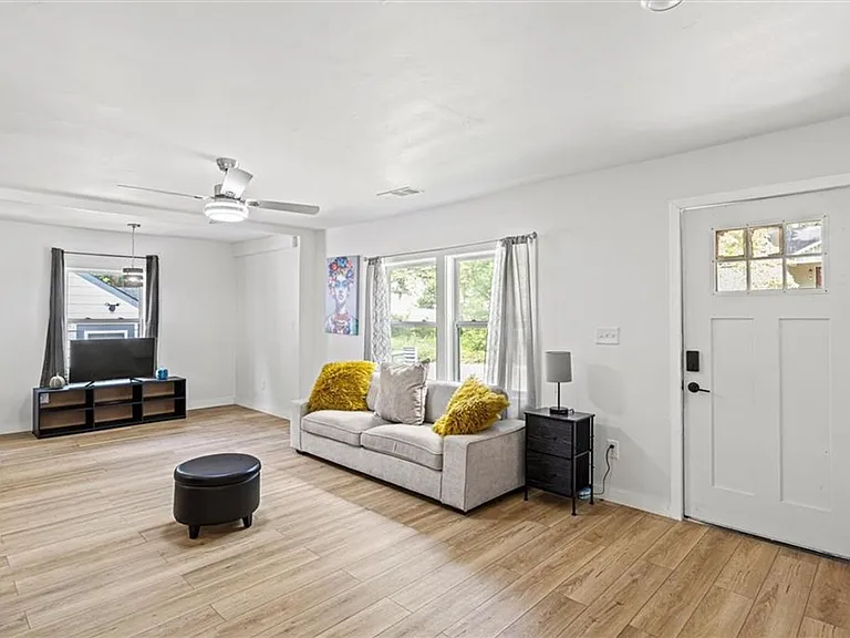 1077 Peeples St SW — Photo 8