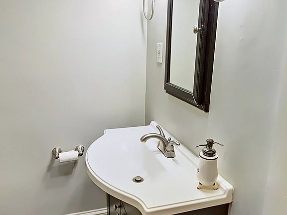 5th image of 46 Dwight St #2