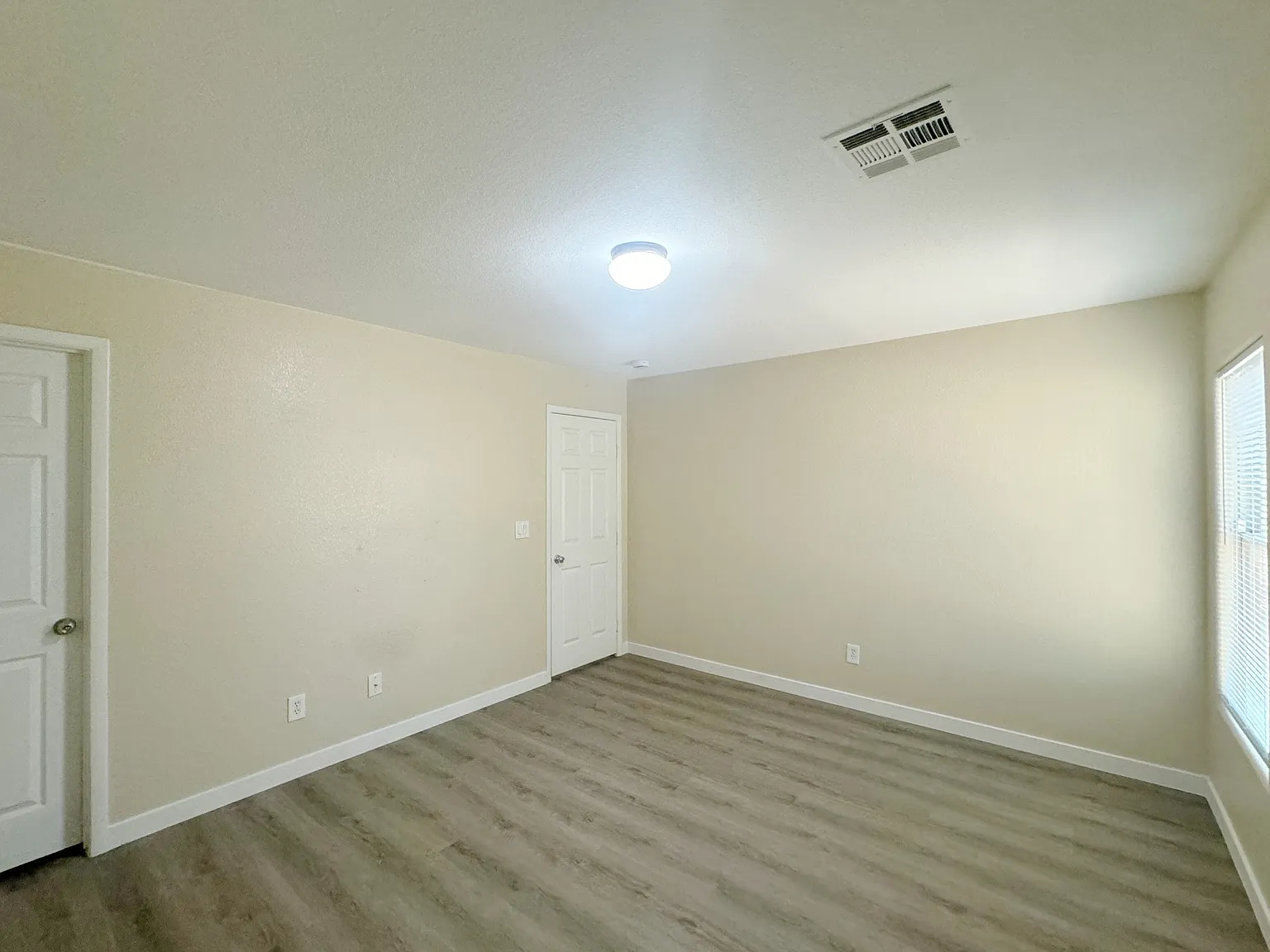 Golden Amber St - 8305 - 1 — Photo 2