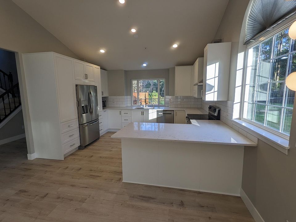 Brand new kitchen - never used. Stainless steel appliances, quartz countertops, soft close cabinets and drawers, lots of storage!