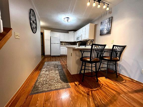 Kitchen bar, open to dining area