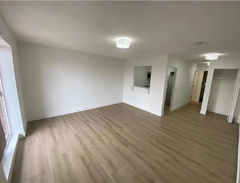 Building Photo - 739 E 6th St #22