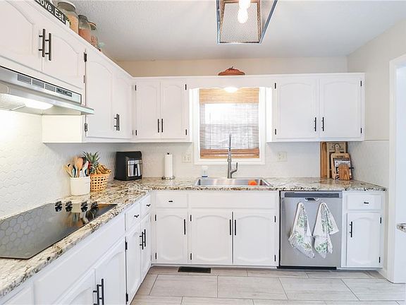 4th image of 6731 N Saint Clair Ave