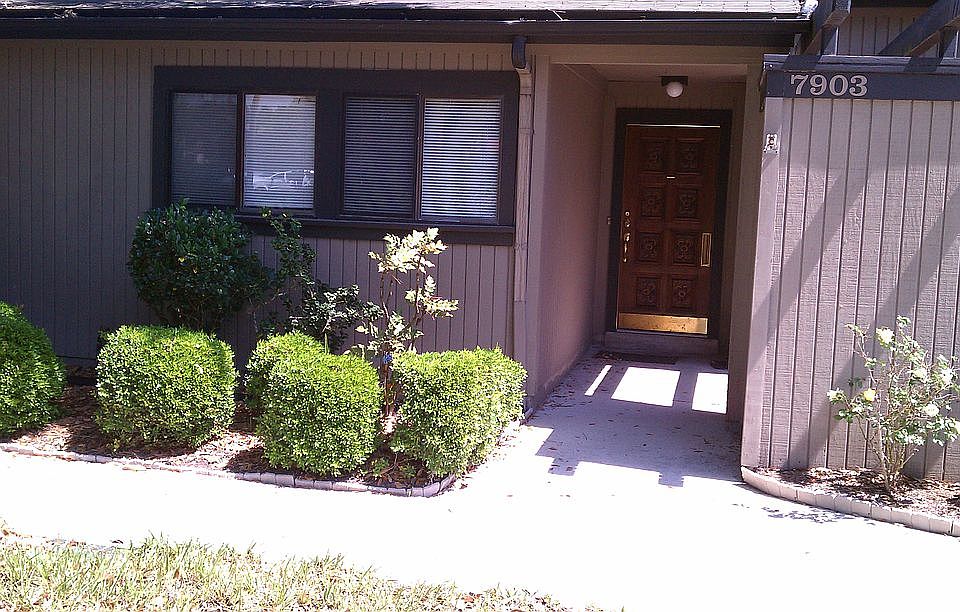 Entrance (courtyd at right)