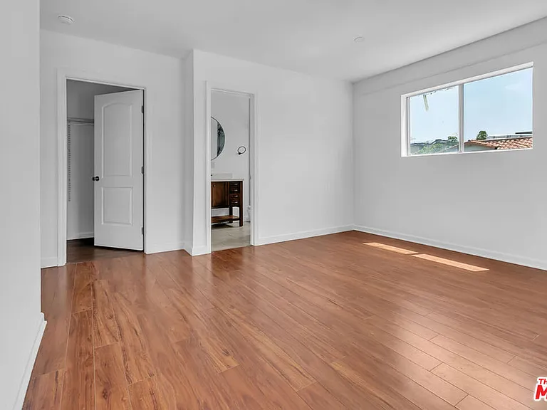 8300 Blackburn Ave — Photo 21