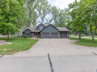 453 S Royal Troon Dr, Dakota Dunes, SD 57049