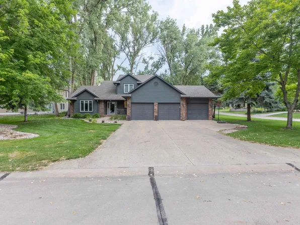 453 S Royal Troon Dr, Dakota Dunes, SD 57049