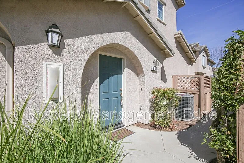 2 bed, 2.0 bath, 1056 sqft, $2,395 — Photo 2