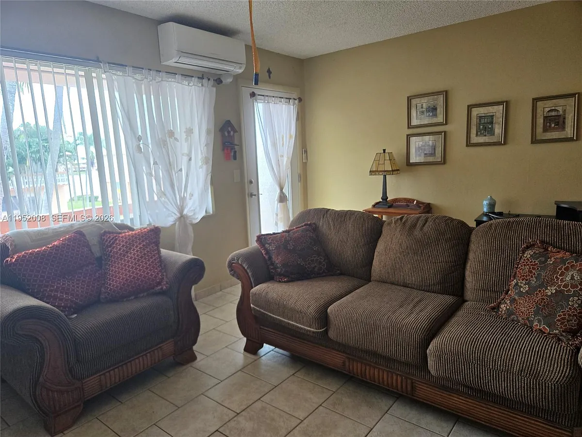 Building Photo - 900 SW 11th Ave #12A