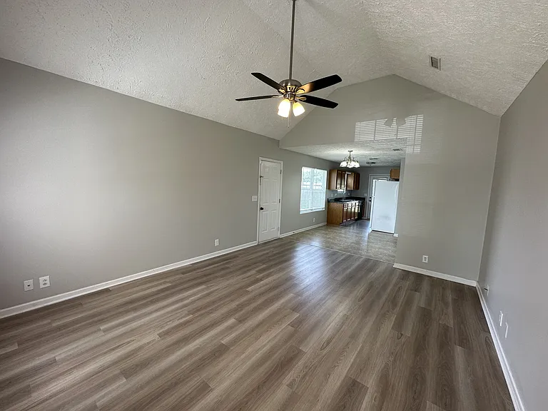 2815 Elijah Dr — Photo 2