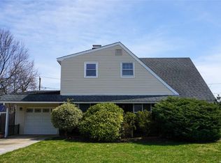 25 Raspberry Ln, Levittown, NY 11756