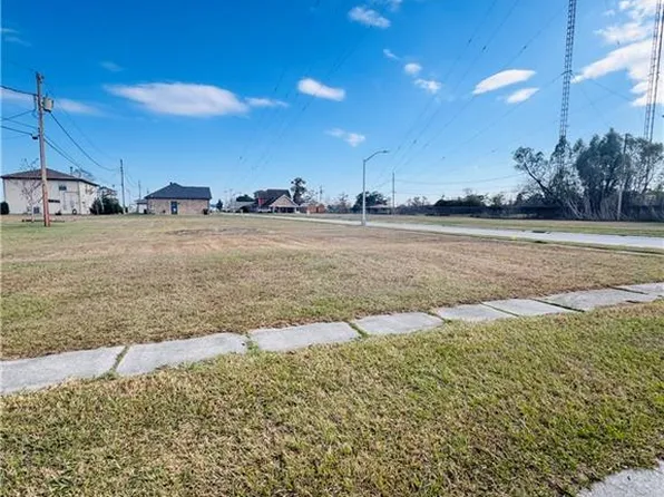605 Daryl Dr, Chalmette, LA 70043