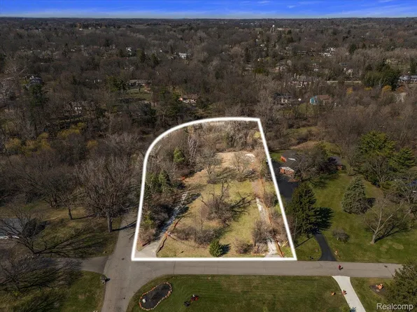 5090 Wallbrook Ct, West Bloomfield, MI 48322