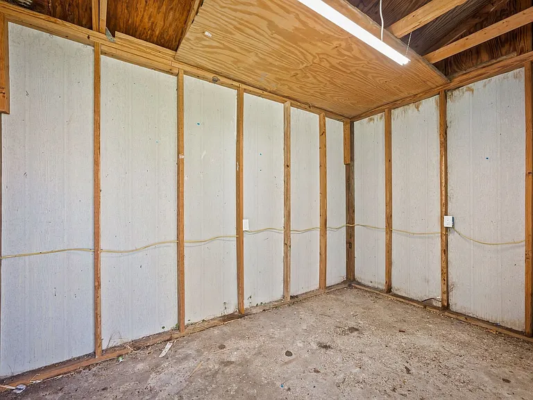 909 Westgate Dr — Photo 32