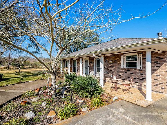 3rd image of 910 Oak Ln