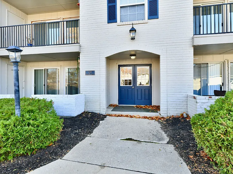 Park Lane Apartments — Photo 14