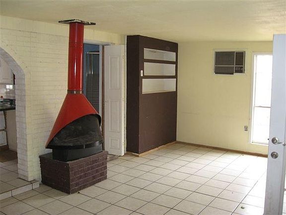 3rd image of 4912 Royal Dr