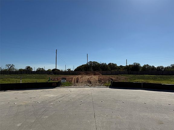 4th image of 102 Mercury Sky Rd