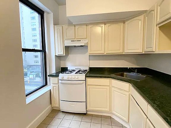 3rd image of 928 3rd Ave #4D