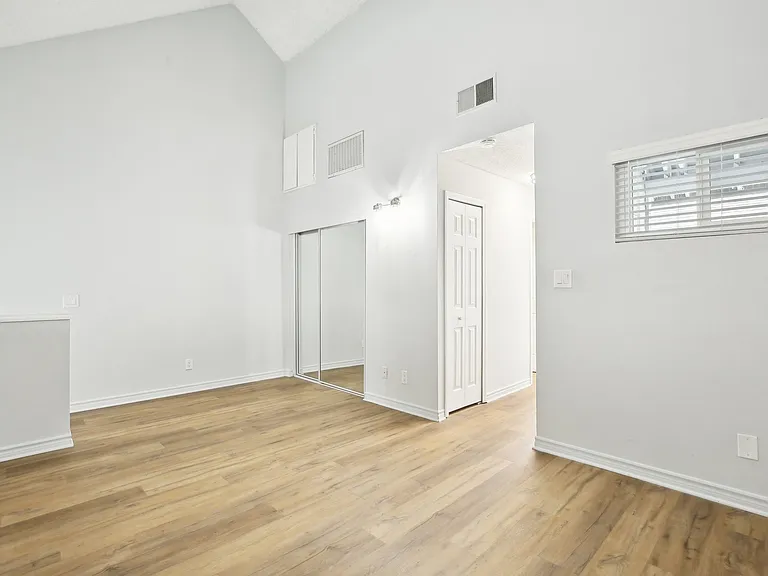 Olive Street Apartments — Photo 2