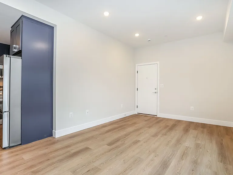52nd Street Residences — Photo 5