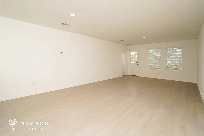 3 bed, 2.0 bath, 1402 sqft, $1,595 — Photo 3