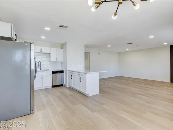 921 Sulphur Springs Ln Unit 201, Las Vegas, NV 89128