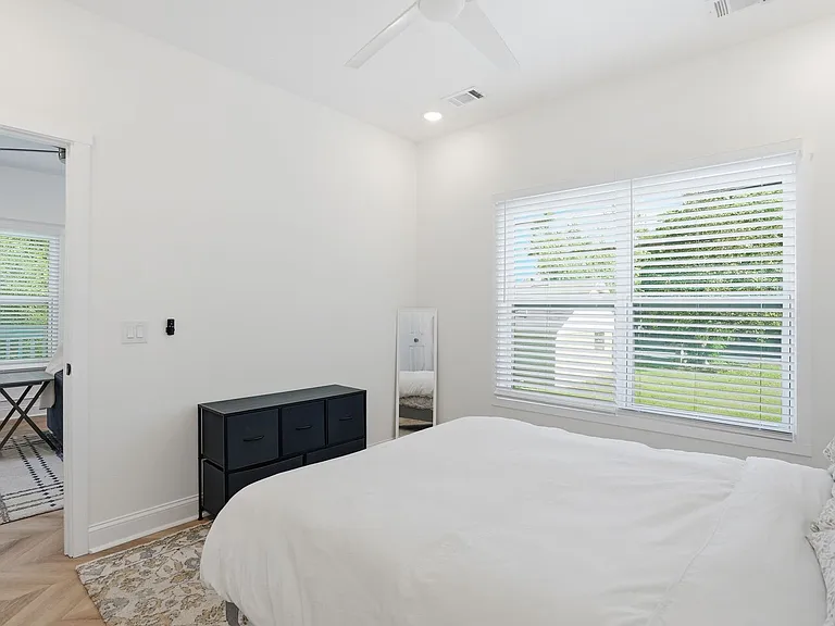 912 E Henry St — Photo 15