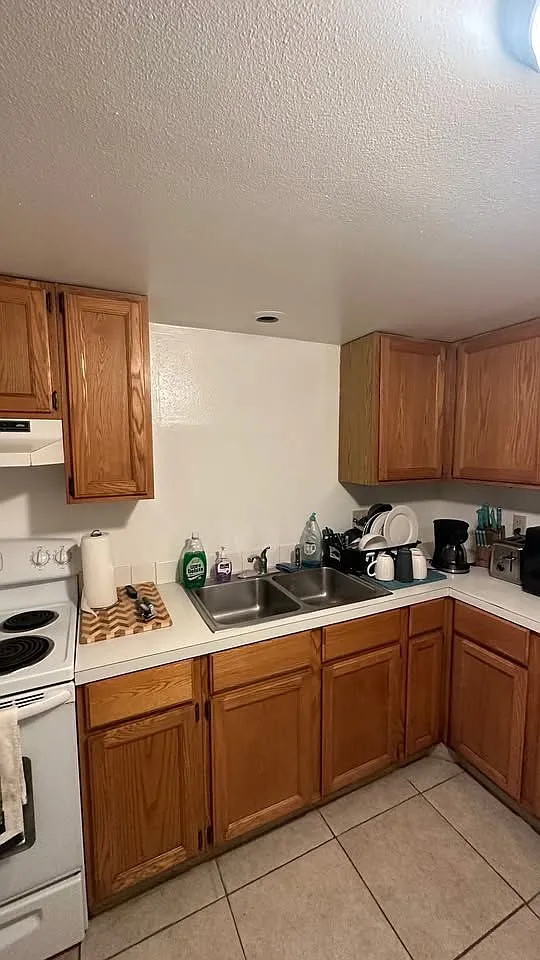 3 bed, 1.0 bath, 1040 sqft, $550 — Photo 2