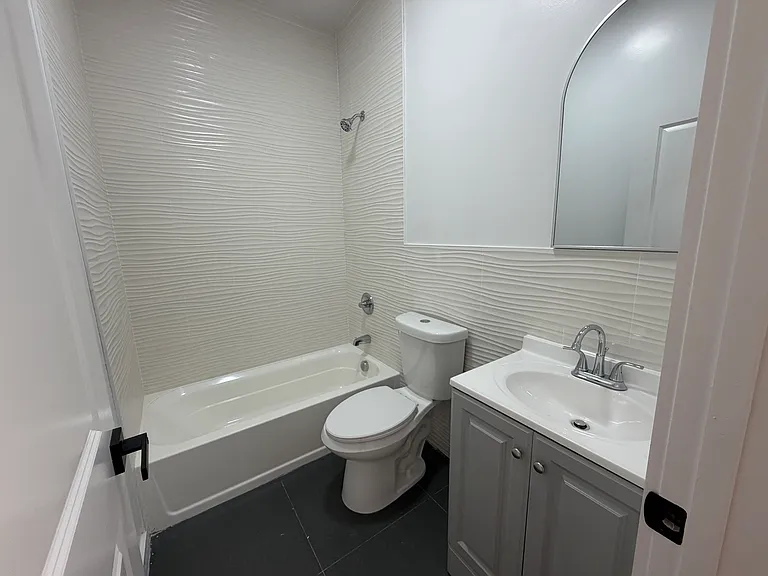 181 Woodside Ave #2R — Photo 5