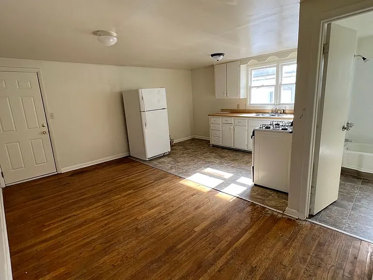 127 E 10th Street — Photo 5