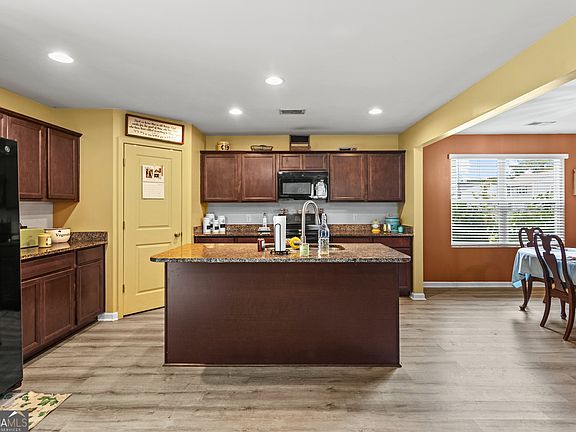 4th image of 31 Blackberry Cir