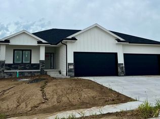 10911 Ranch Dr, Papillion, NE 68046