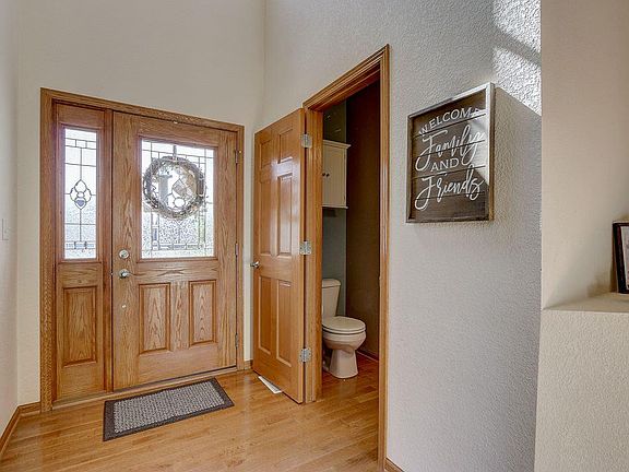 4th image of 445 Crestwood Dr