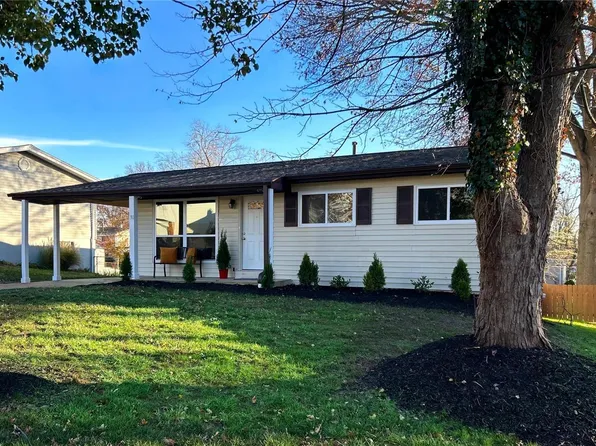 30 Hillcrest Blvd, Ballwin, MO 63021
