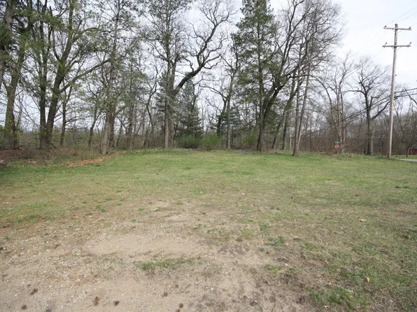 10142 E Shore Dr, Portage, MI 49002