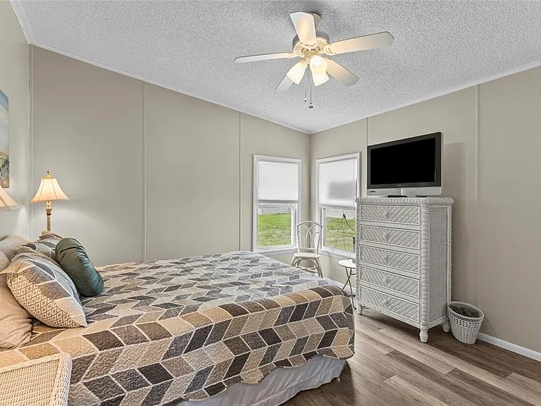 611 La Jolla Cir — Photo 18