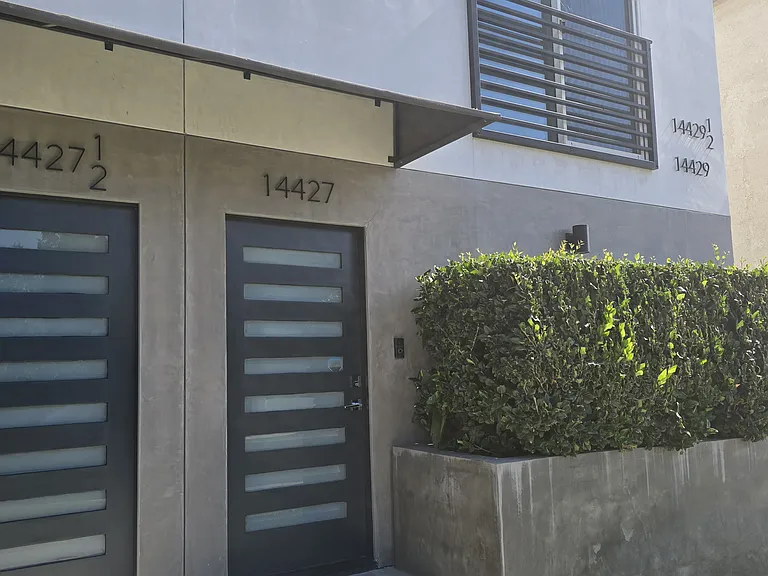 14427 Tiara St — Photo 2
