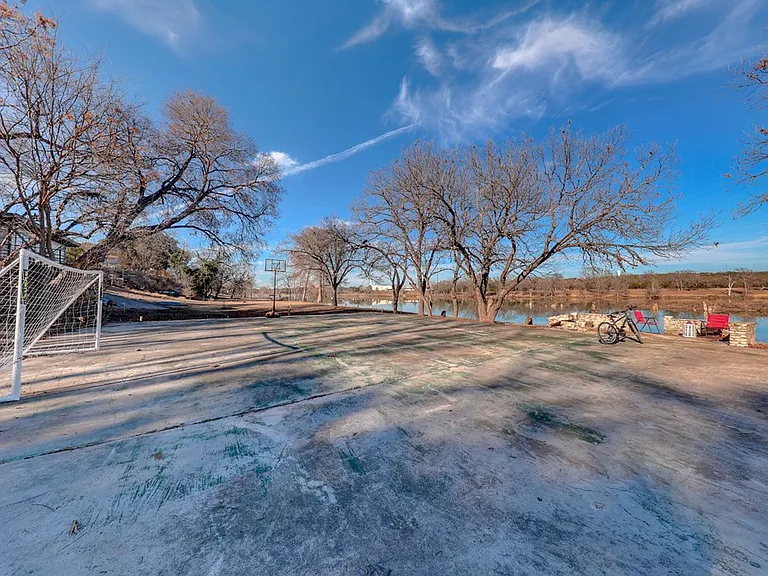 2745 Bandera Hwy — Photo 17
