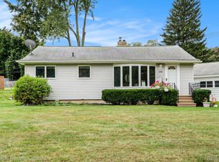 2331 Oakdale Dr, Waterford, MI 48329