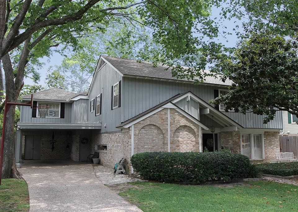6 bedrooms, 3.5 bathrooms! 