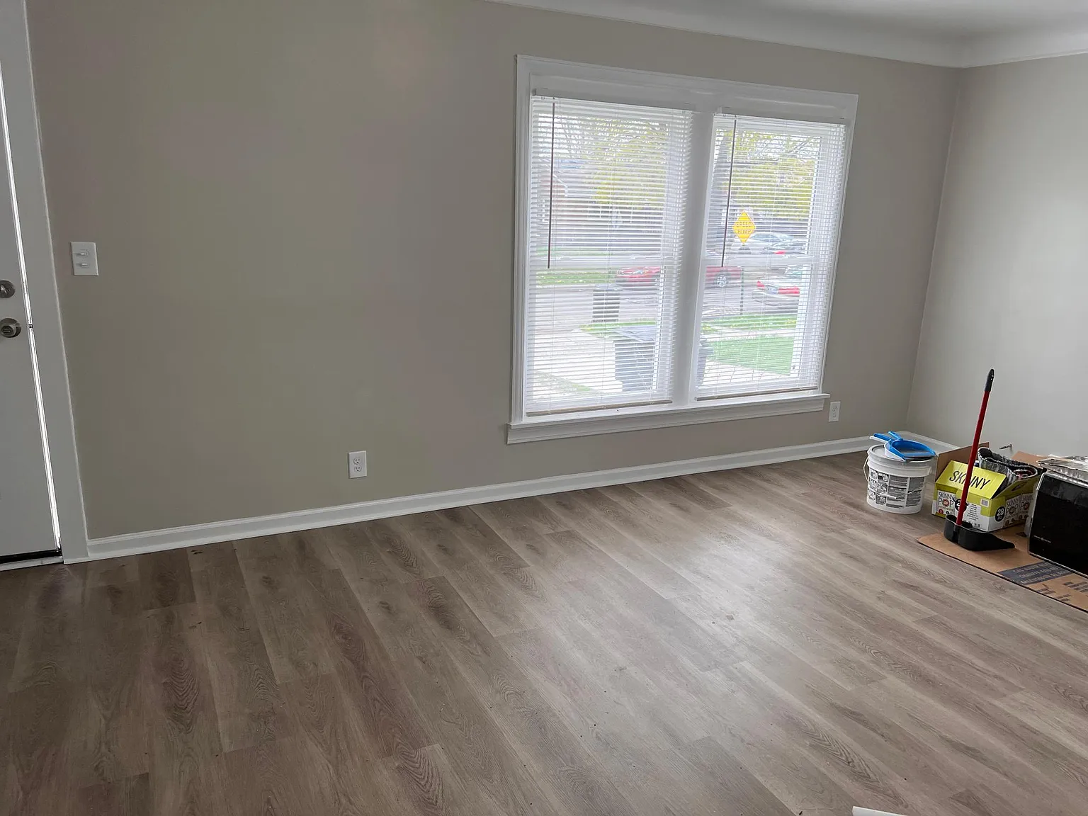 3 bed, 947 sqft, $1,200 — Photo 2
