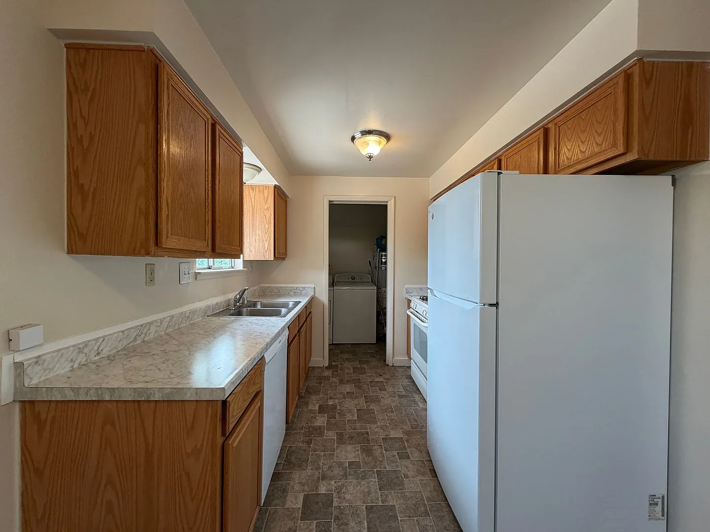 Charming 3 Bedroom 2 Bathroom 1 Car Garage Fernley Home — Photo 2