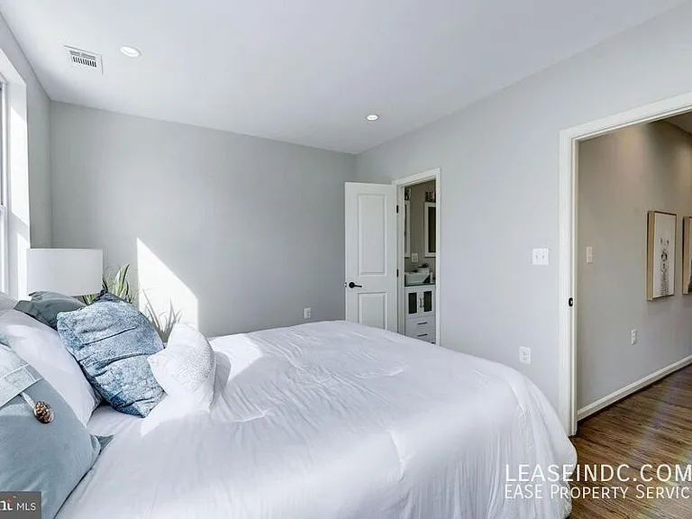 2129 4th St NE — Photo 19